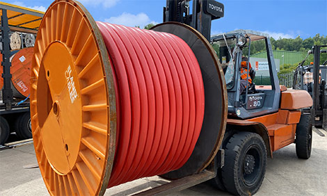 Cabos de média tensão num empilhador na Eland Cables.